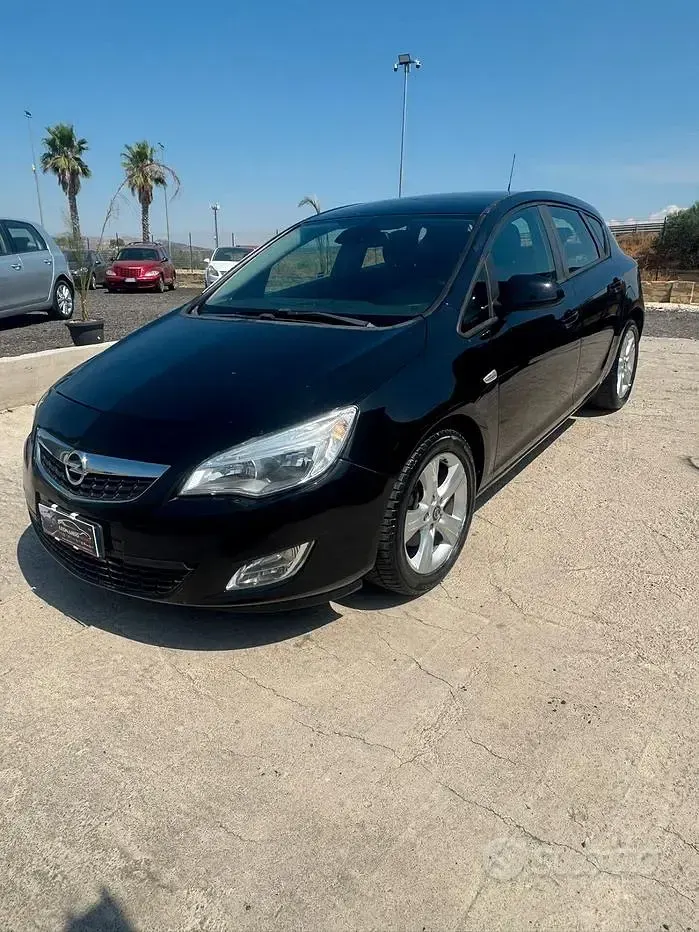 Usata Opel Astra 110 CV (80 kW) 2011 Nero Berlina