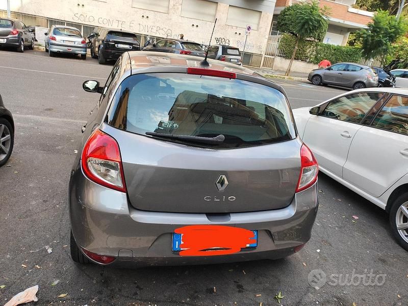 Grigio Usata 2010 Renault Clio II Tre volumi | 2500 € (Buon prezzo) - Immagine 1/4
