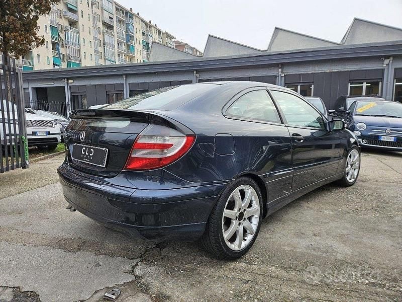 Usata Mercedes C220 Avantgarde 143 CV (105 kW) 2003 Blu Coupé
