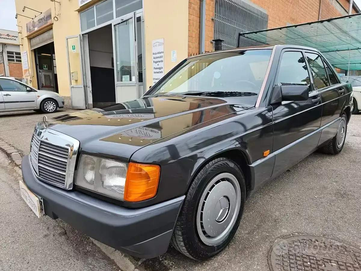 Usata Mercedes 190 94 CV (69 kW) 1992 Nero Berlina