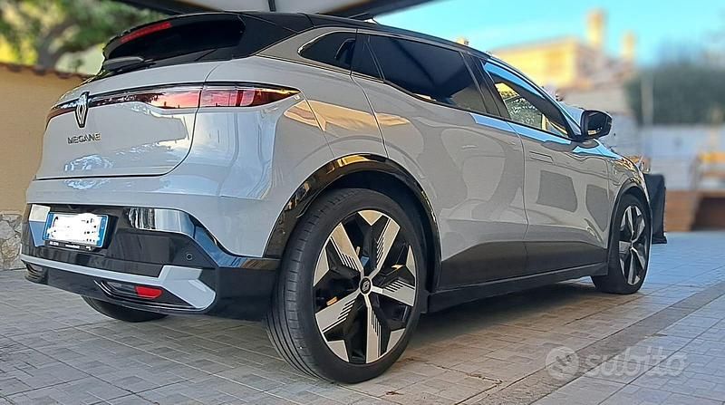 Usata Renault Megane E-Tech Techno 161 kW (220 CV) 2023 Grigio Berlina