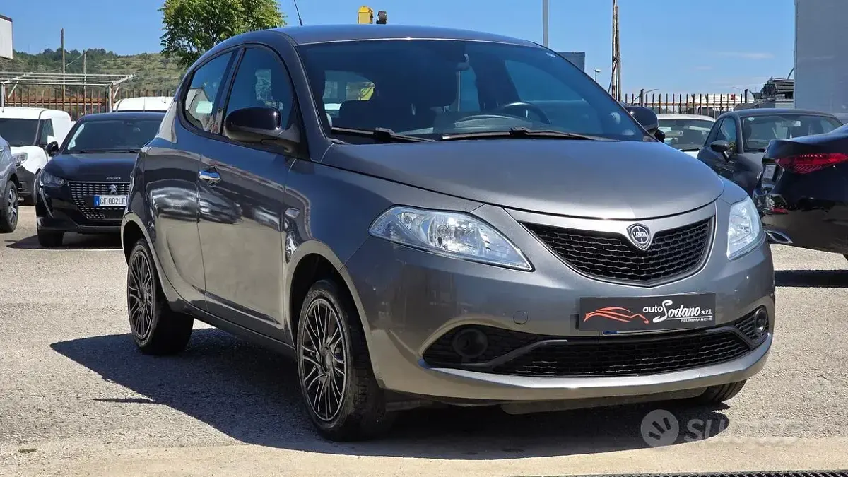 Usata Lancia Ypsilon Gold 69 CV (50 kW) 2018 Grigio Utilitaria