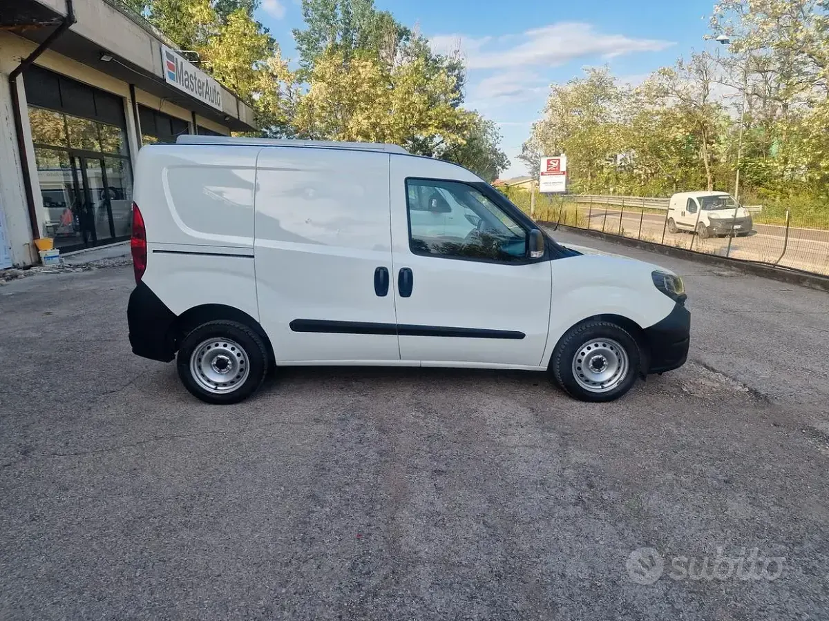 Usata Fiat Doblò S 105 CV (77 kW) 2021 Bianco Monovolume
