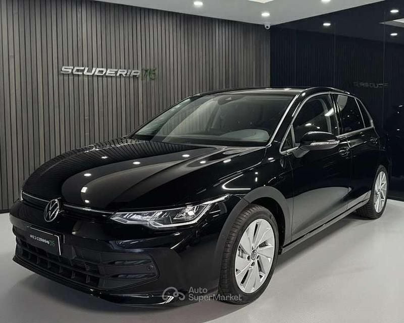 Nero Nuova 2025 VW Golf Life Berlina | 34.900 € (Buon prezzo) - Immagine 1/4