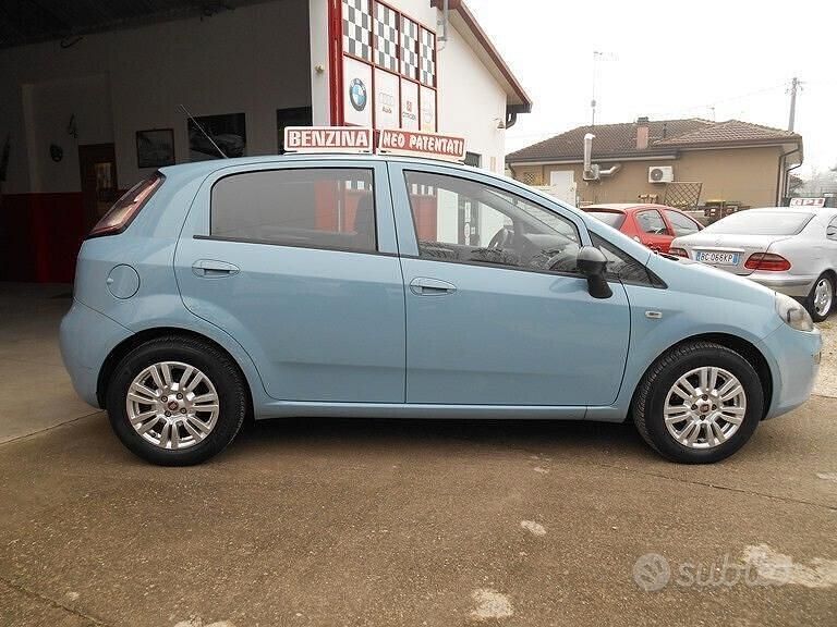 Usata Fiat Punto Lounge 69 CV (50 kW) 2015 Blu Berlina