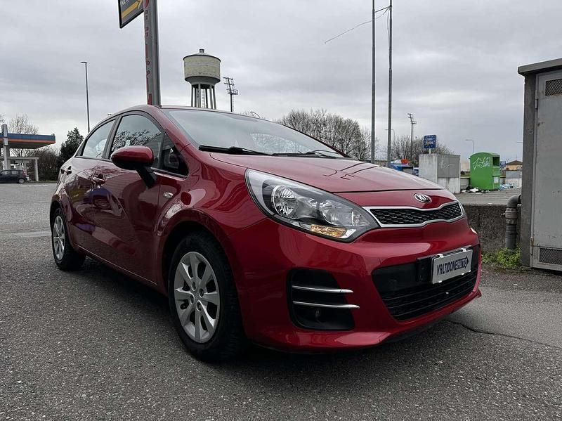 Usata Kia Rio Active 86 CV (63 kW) 2016 Rosso pastello Utilitaria