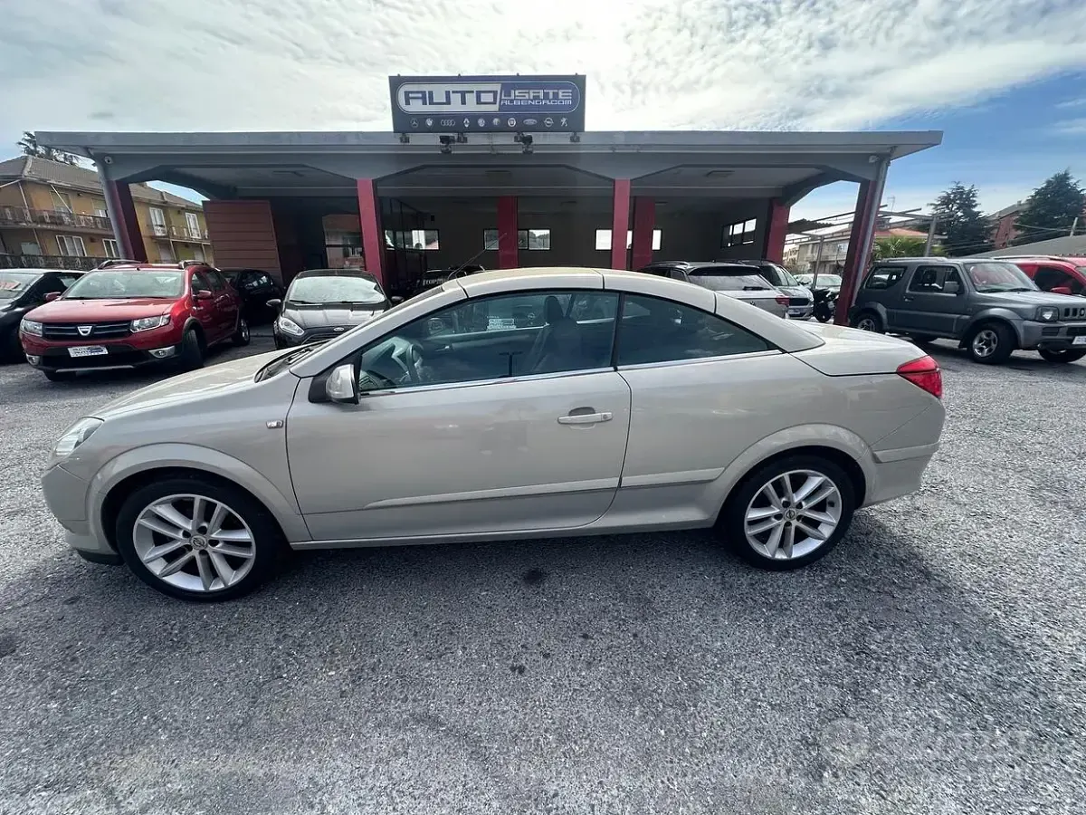 Usata Opel Astra Cabriolet Enjoy 105 CV (77 kW) 2007 Marrone Cabrio