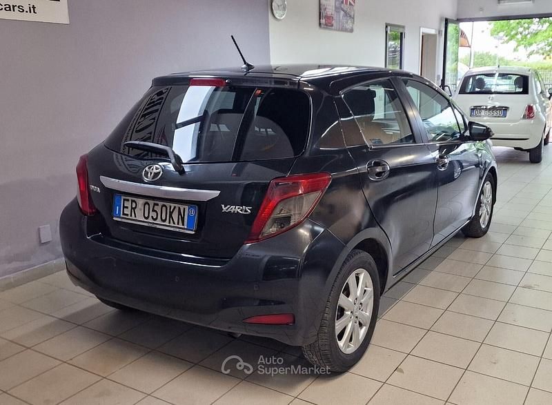 Usata Toyota Yaris Lounge 90 CV (66 kW) 2013 Nero Berlina