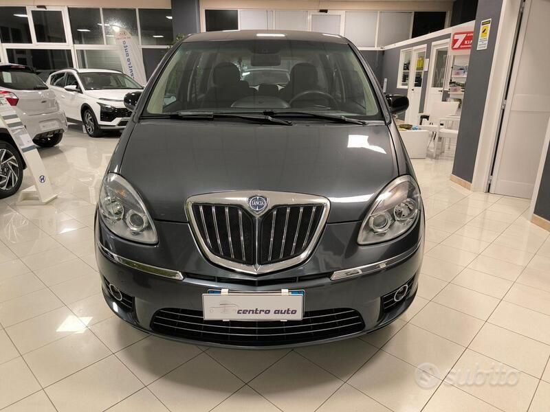 Usata Lancia Musa 95 CV (69 kW) 2011 Grigio Monovolume
