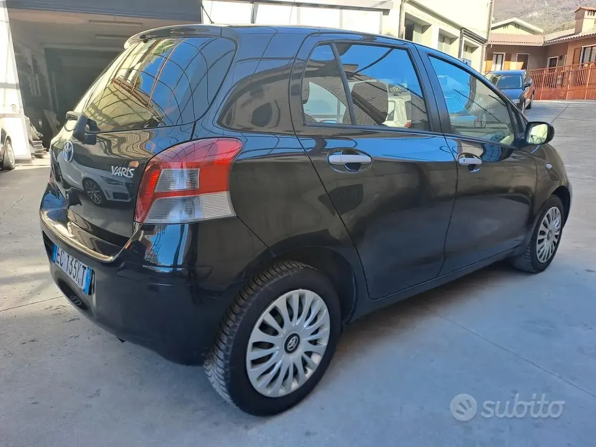 Begagnad Toyota Yaris 101 HK (74 kW) 2010 Svart Halvkombi