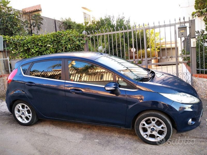 Usata Ford Fiesta 97 CV (71 kW) 2012 Blu Utilitaria