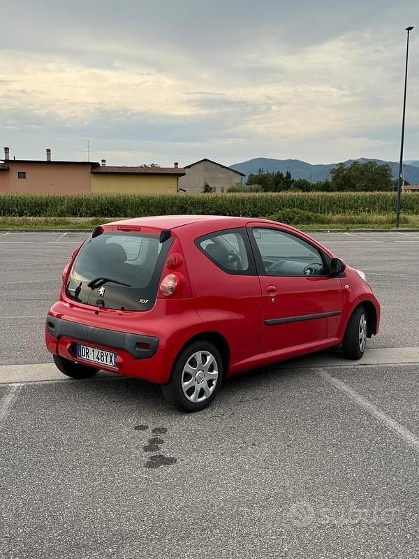Usata Peugeot 107 68 CV (50 kW) 2009 Rosso Utilitaria