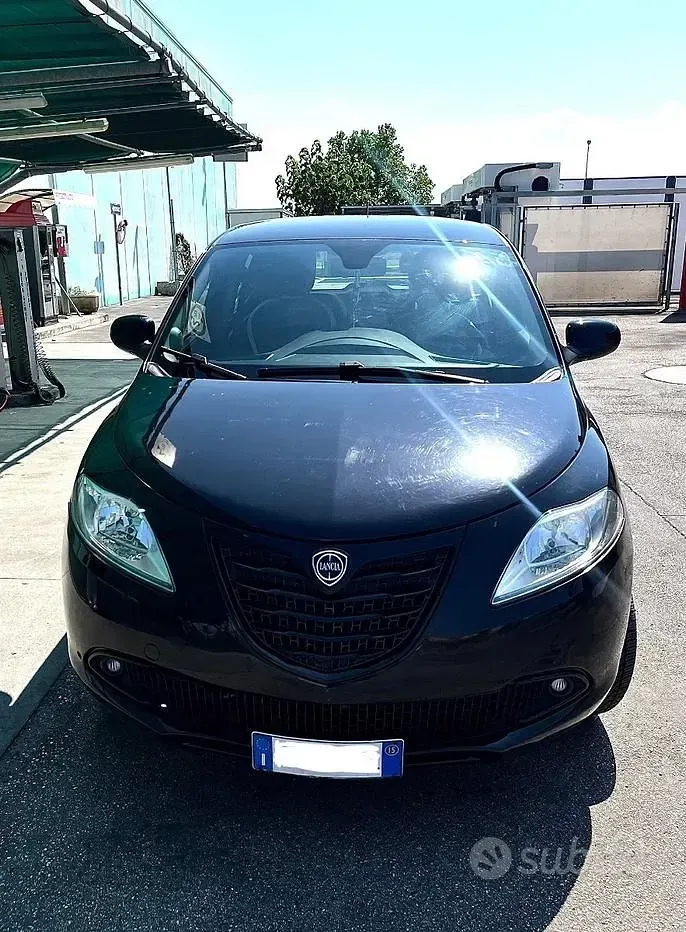 Usata Lancia Ypsilon 85 CV (62 kW) 2015 Nero Utilitaria