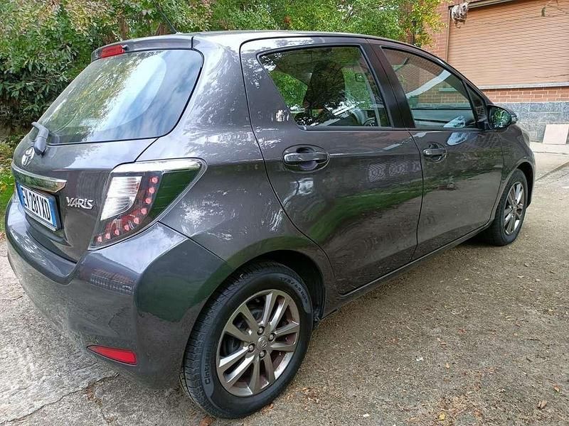 Usata Toyota Yaris Lounge 69 CV (50 kW) 2014 Grigio Berlina