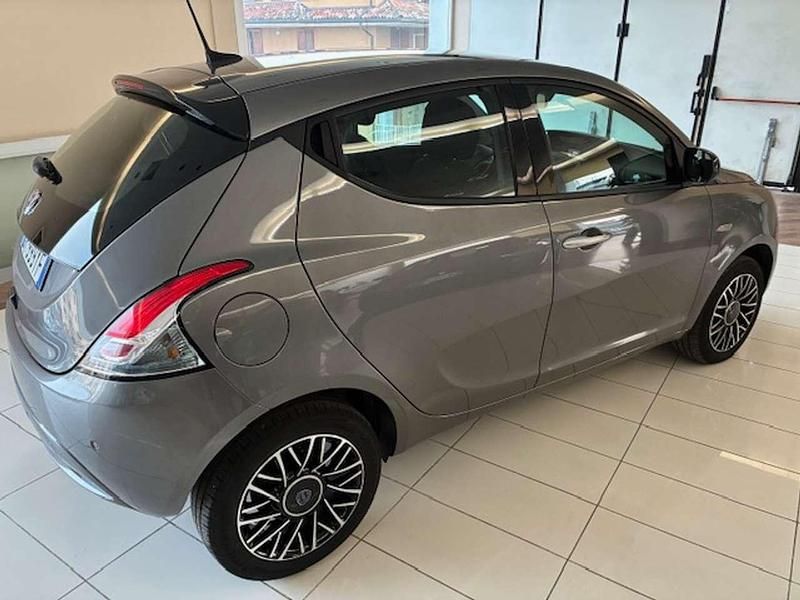 Usata Lancia Ypsilon 69 CV (50 kW) 2024 Grigio pietra Utilitaria
