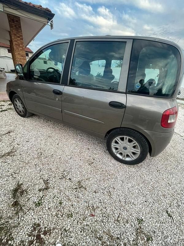 Usata Fiat Multipla 120 CV (88 kW) 2009 Grigio Monovolume