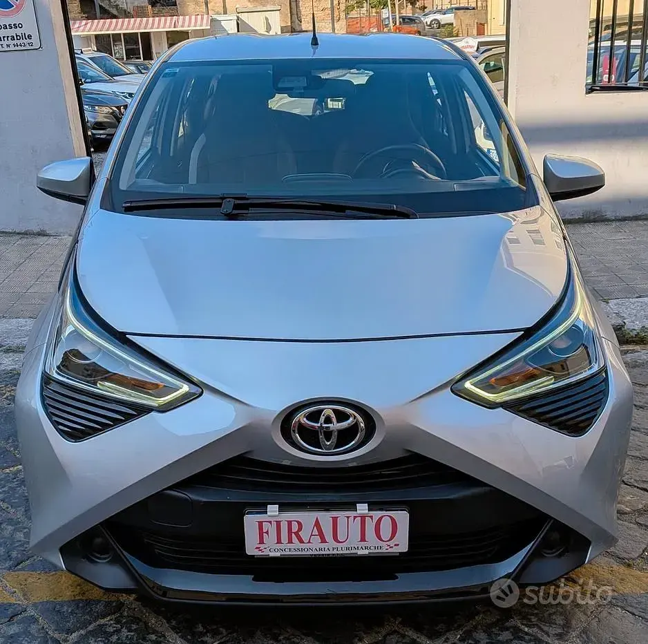 Usata Toyota Aygo Connect Style 72 CV (52 kW) 2020 Grigio Utilitaria
