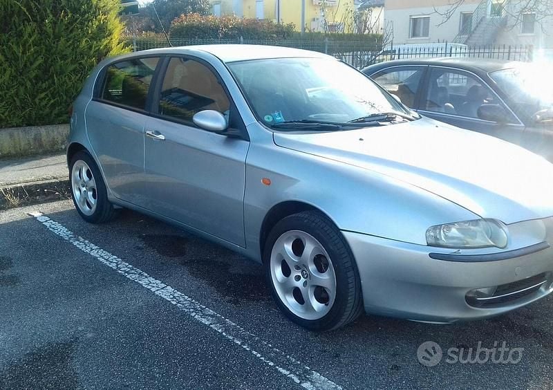 Usata Alfa Romeo 147 150 CV (110 kW) 2001 Grigio Utilitaria