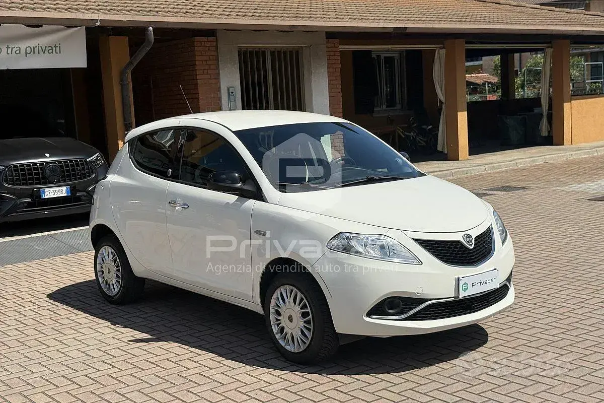 Usata Lancia Ypsilon Platinum 85 CV (62 kW) 2016 Bianco Utilitaria