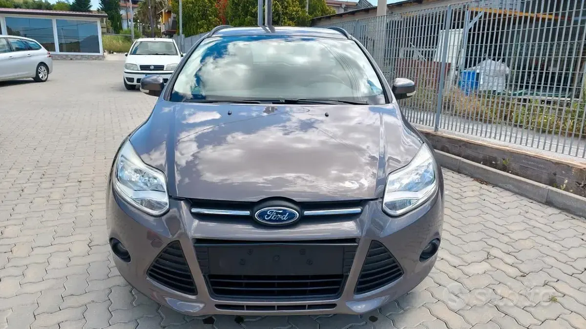 Usado Ford Focus 95 HP (69 kW) 2012 Cinzento Carrinha