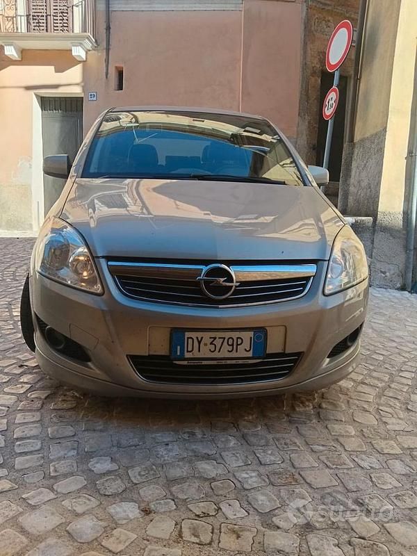 Usata Opel Zafira 2009 Grigio Monovolume