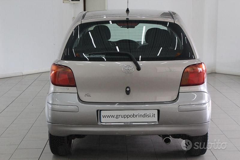 Usata Toyota Yaris 67 CV (49 kW) 2003 Grigio Utilitaria