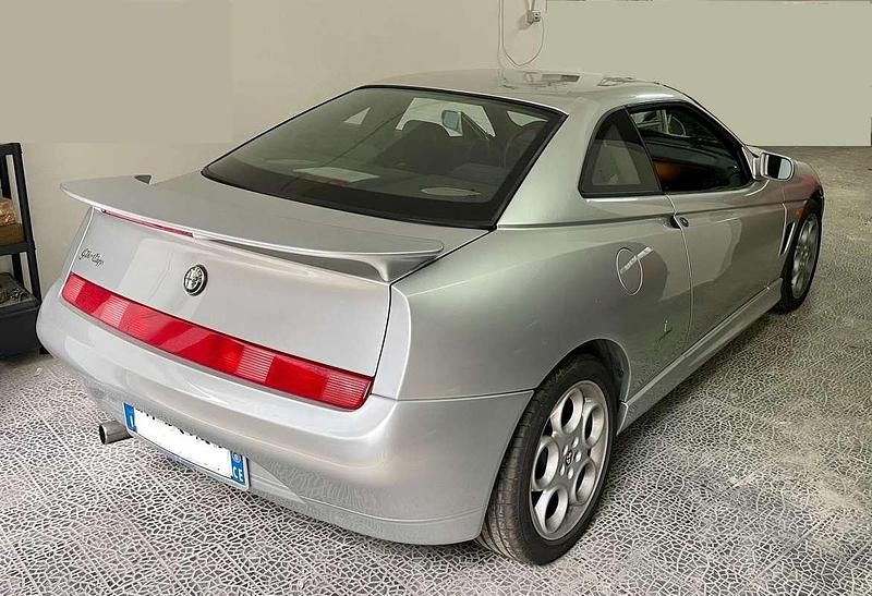 Argento Usata 2001 Alfa Romeo GTV Coupé | 10.500 € (Buon prezzo) - Immagine 1/4