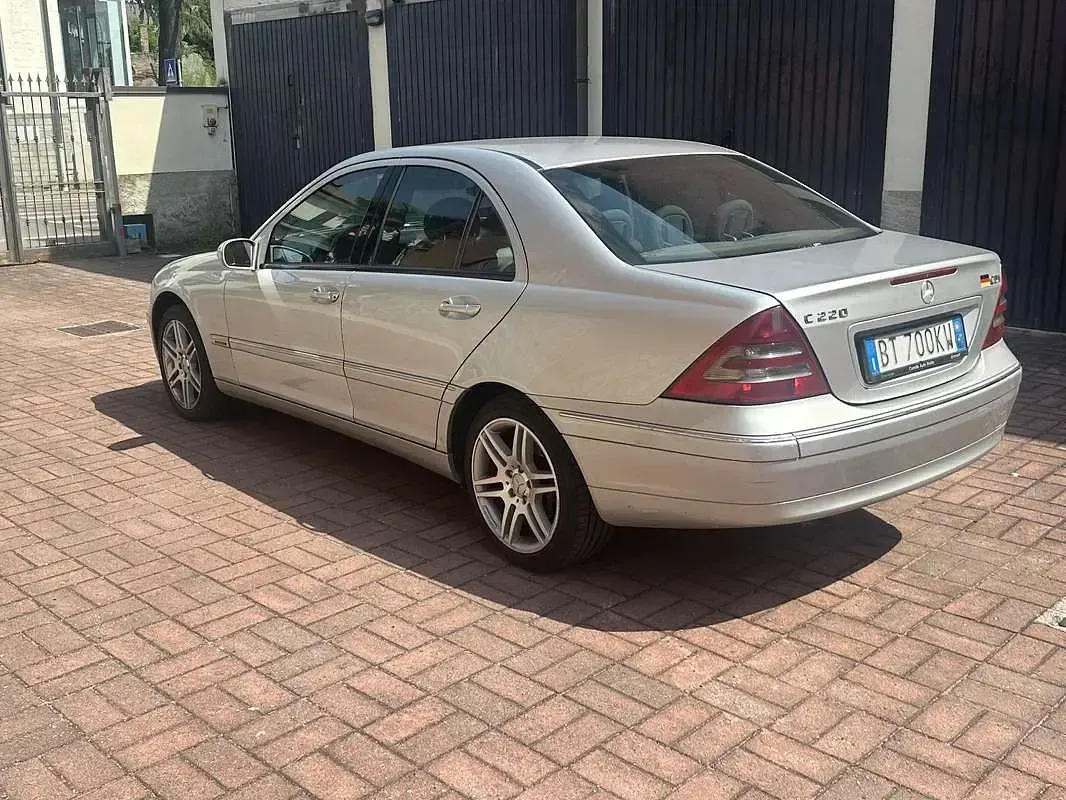 Usata Mercedes C220 Elegance 143 CV (105 kW) 2001 Berlina