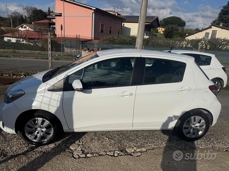 Usata Toyota Yaris Lounge 69 CV (50 kW) 2013 Bianco Utilitaria