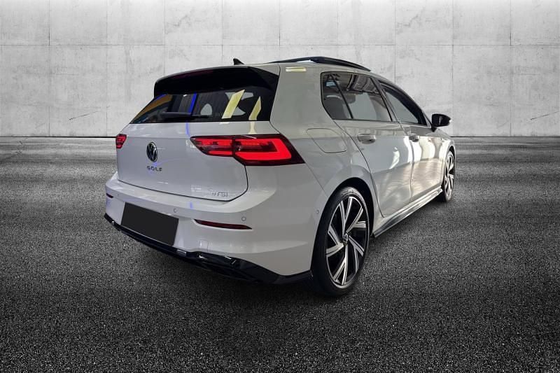 Usata VW Golf VIII R-line 150 CV (110 kW) 2022 Bianco pastello Berlina