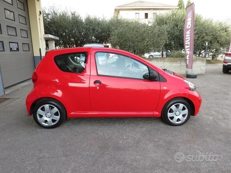 Usata Toyota Aygo 68 CV (50 kW) 2008 Rosso Utilitaria