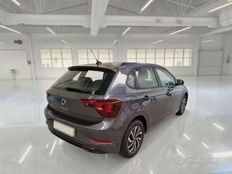 Usata VW Polo Life 95 CV (69 kW) 2023 Grigio Utilitaria