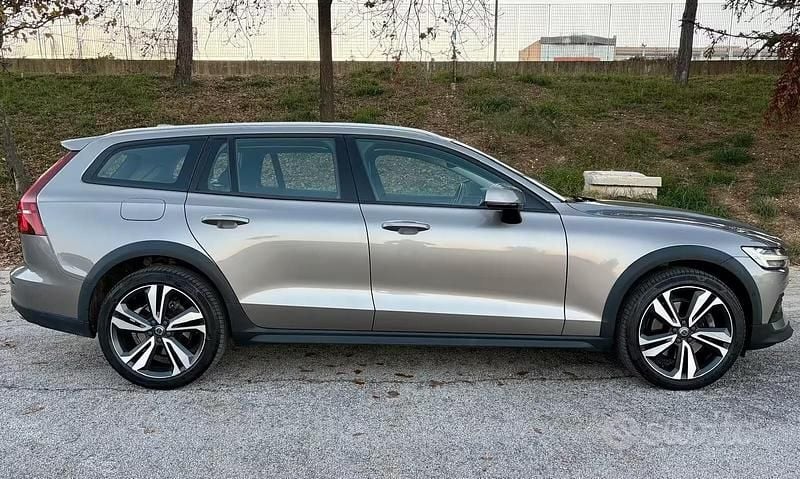 Usata Volvo V60 CC Business Edition 190 CV (139 kW) 2019 Grigio Station wagon