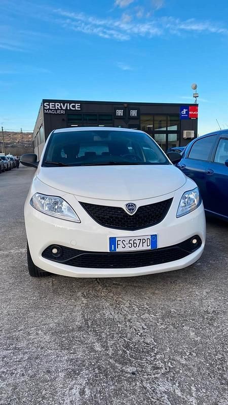 Usata Lancia Ypsilon Gold 69 CV (50 kW) 2018 Bianco Utilitaria