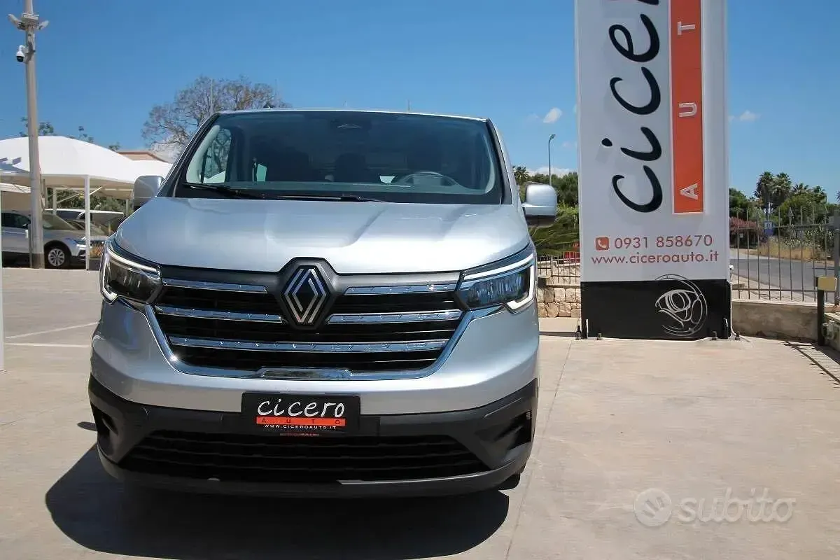 Usata Renault Trafic 150 CV (110 kW) 2024 Grigio Monovolume