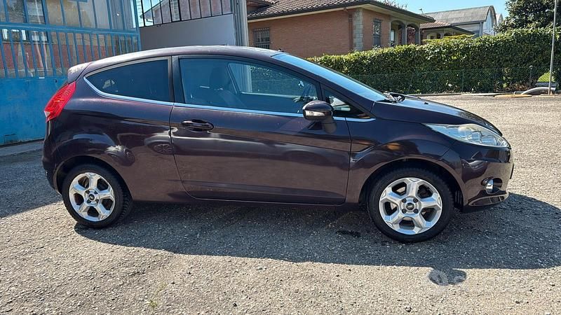 Usata Ford Fiesta Titanium 95 CV (69 kW) 2011 Marrone Utilitaria