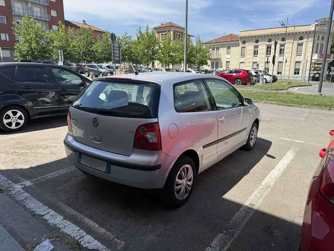 Usata VW Polo Comfortline 75 CV (55 kW) 2003 Argento Berlina