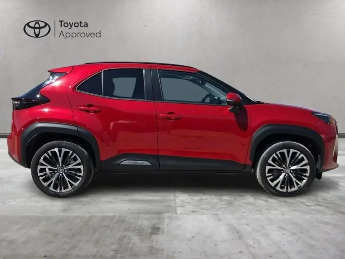 Usata Toyota Yaris Cross Lounge 116 CV (85 kW) 2023 Emotional red & black SUV