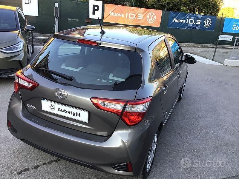 Usata Toyota Yaris Active 72 CV (52 kW) 2019 Grigio Berlina