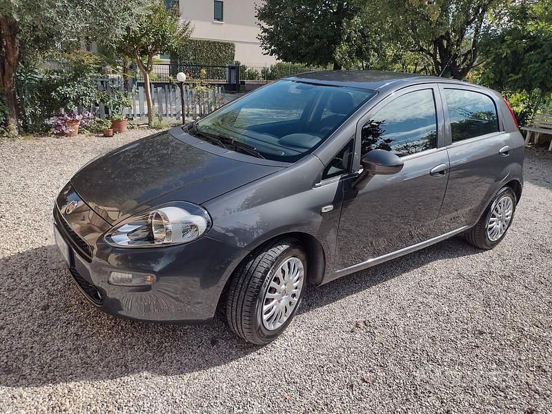 Usata Fiat Punto Young 69 CV (50 kW) 2016 Grigio Utilitaria