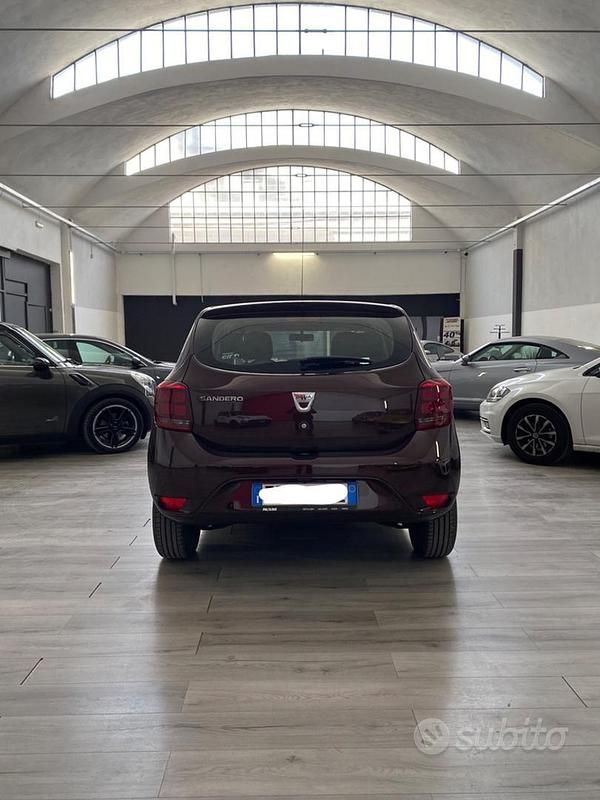 Usata Dacia Sandero Lauréate 75 CV (55 kW) 2017 Marrone Berlina