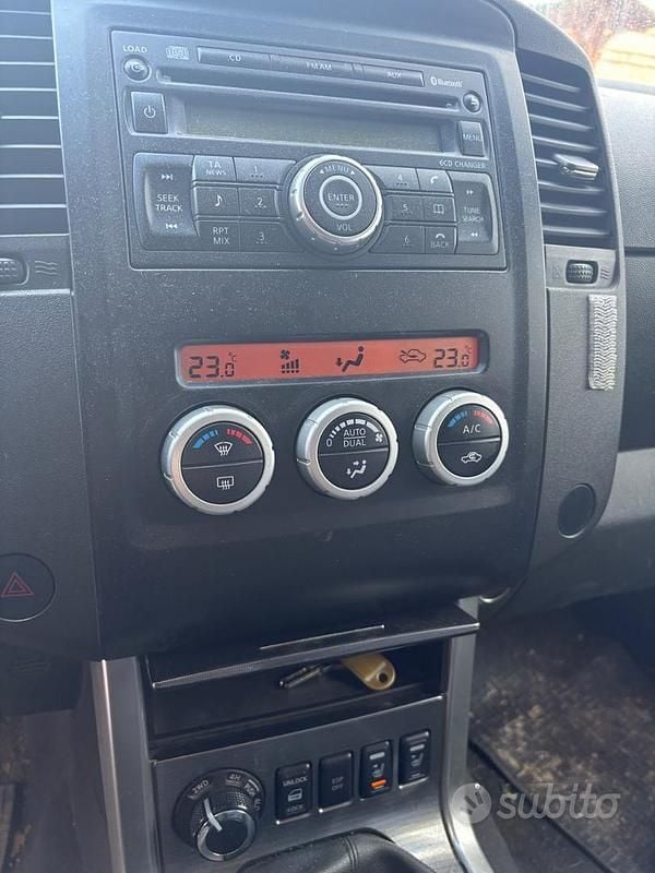 Second-hand Nissan Navara 190 CP (139 kW) 2011 Alb Pickup