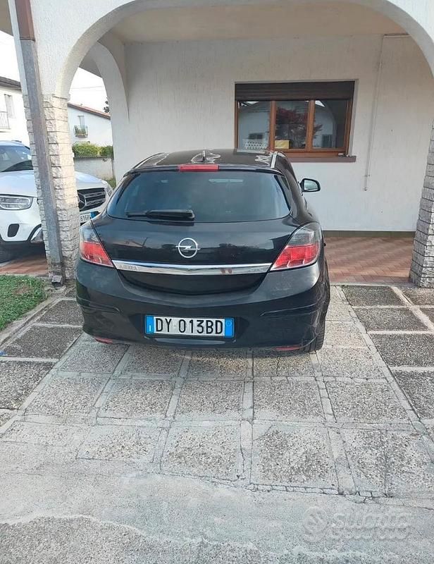 Usata Opel Astra 101 CV (74 kW) 2010 Nero Berlina