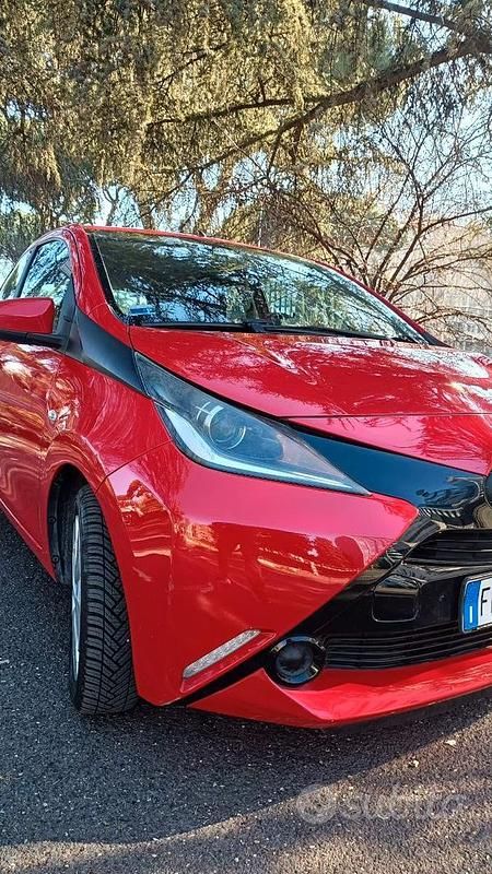Usata Toyota Aygo X-play 69 CV (50 kW) 2017 Rosso Utilitaria