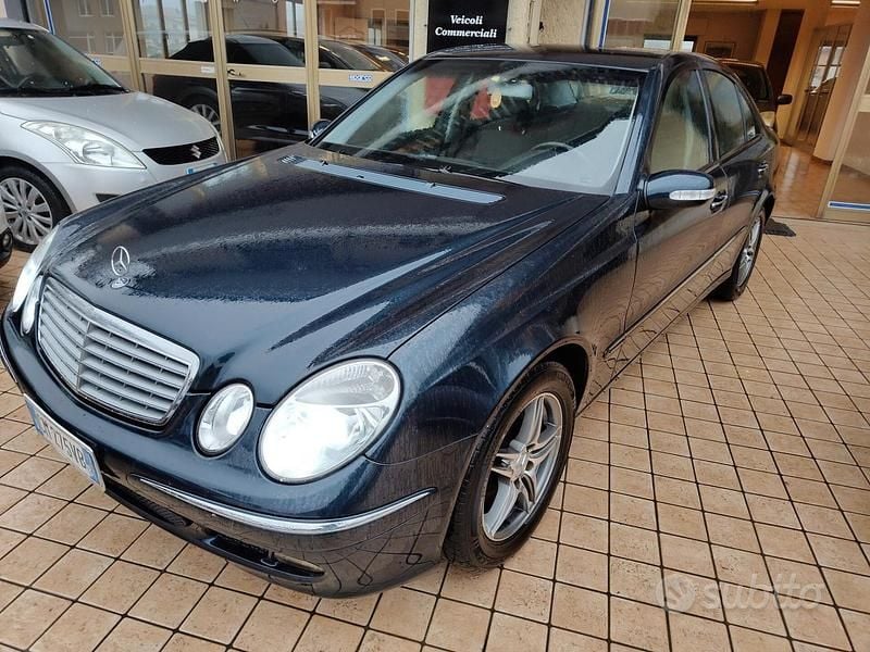Usata Mercedes E220 Elegance 149 CV (109 kW) 2004 Blu Berlina