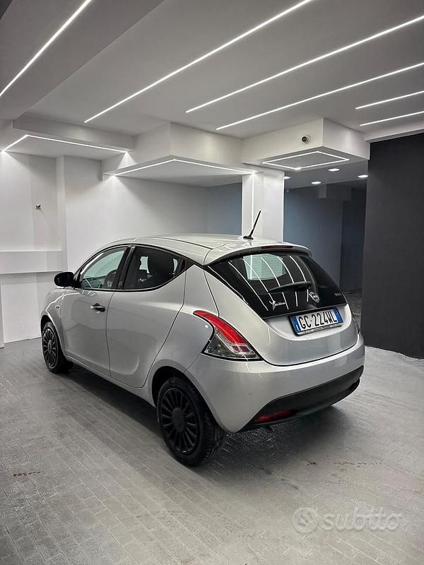 Usata Lancia Ypsilon S 70 CV (51 kW) 2020 Argento Utilitaria