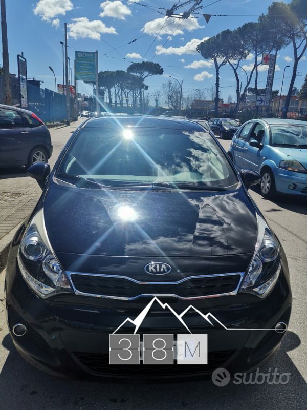 Nero Usata 2015 Kia Rio Tre volumi | 7000 € (Buon prezzo) - Immagine 1/4