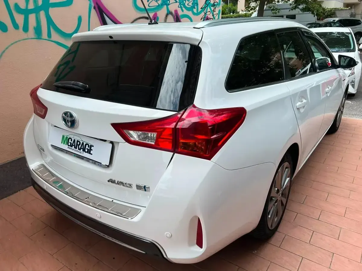 Usata Toyota Auris Hybrid Lounge 99 CV (72 kW) 2015 Bianco Station wagon