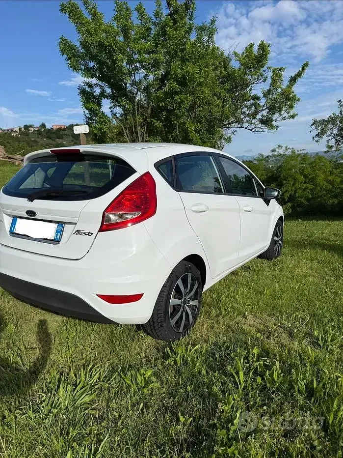 Usata Ford Fiesta 82 CV (60 kW) 2010 Bianco Berlina