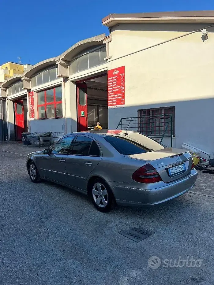 Usata Mercedes E200 177 CV (130 kW) 2004 Grigio Berlina